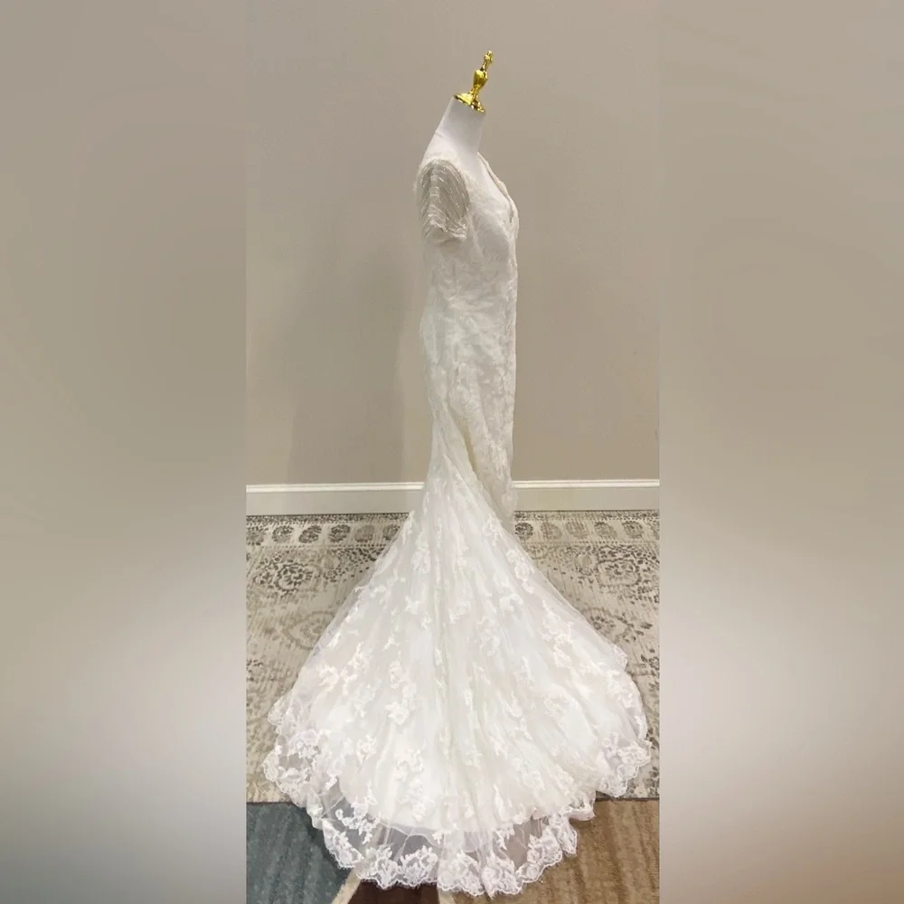 Elegant White Lace Gown - Picture 7 of 8